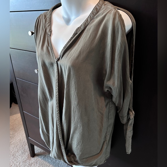 Francesca's Collection Open Sleeves w Ties, High-Low, Olive Green Blouse - Picture 5 of 7